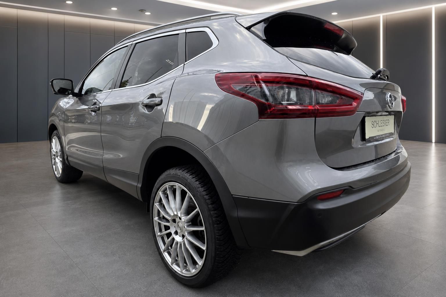 Nissan Qashqai Grau, Seiten-Heckansicht mit Leichtmetallfelgen