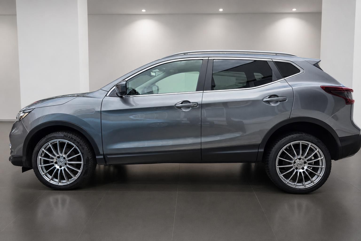 Nissan Qashqai SUV in Grau, Seitenansicht im Autohaus
