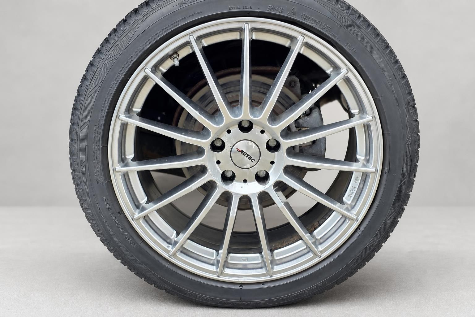 Detailansicht Leichtmetallfelge mit Autec Radkappe und Reifen