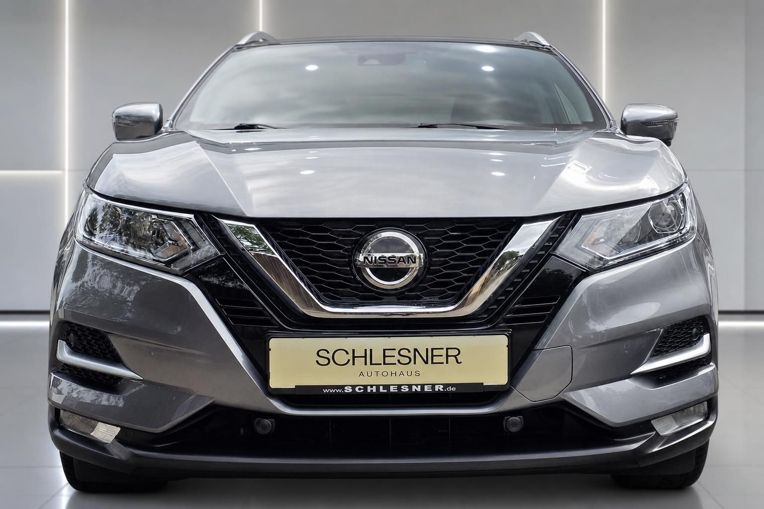 Nissan Qashqai grau Frontansicht im Autohaus Schlesner