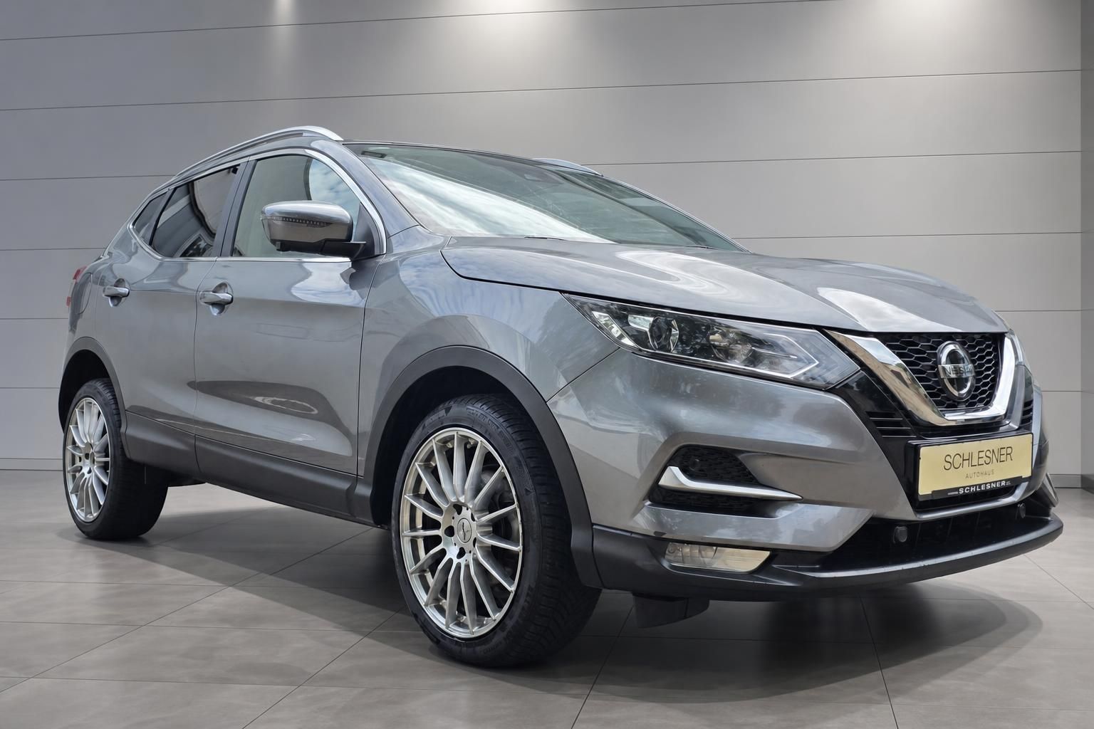 Nissan Qashqai grau Seitenansicht schraeg vorne Alufelgen