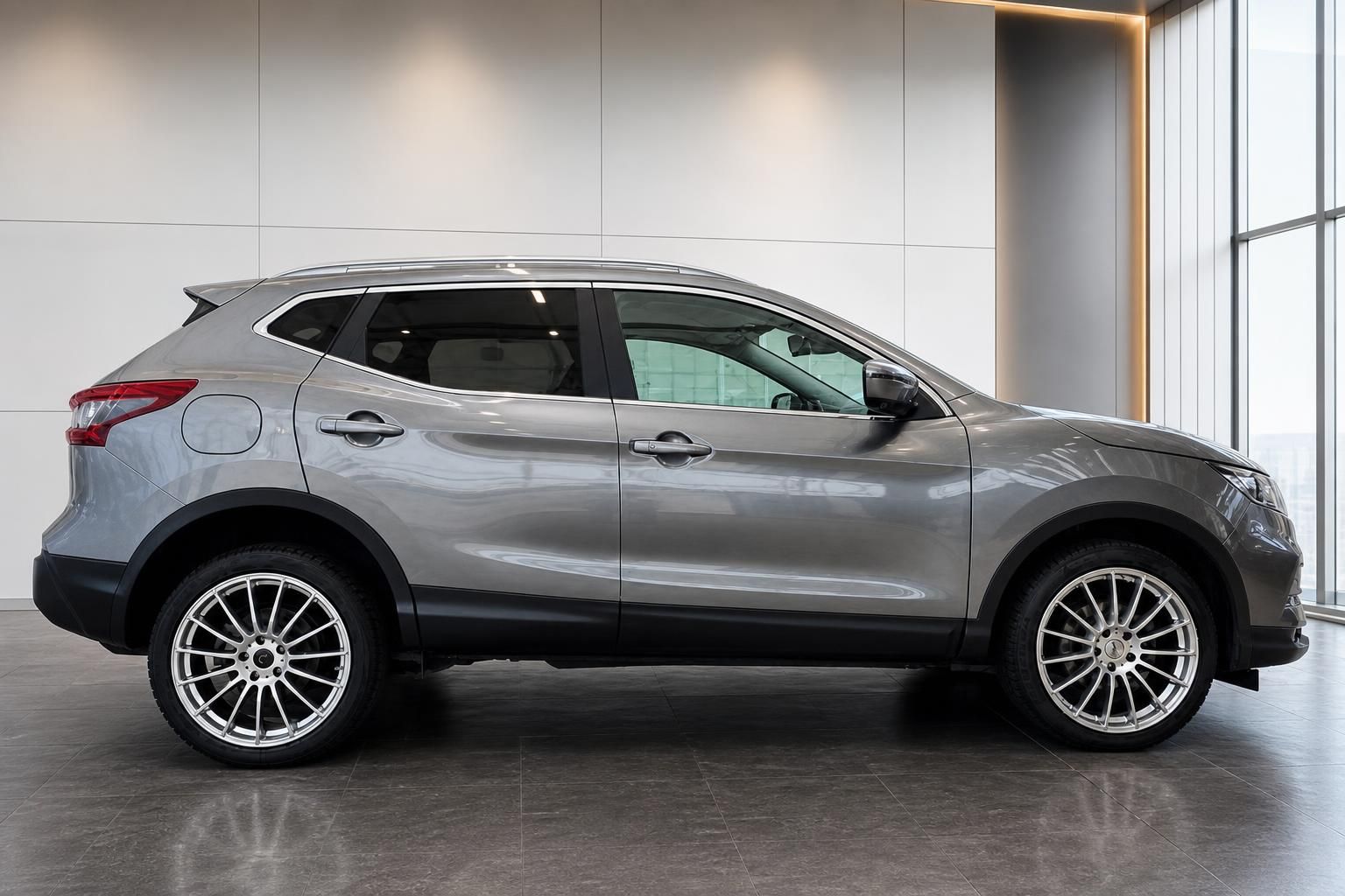 Nissan Qashqai grau Seitenansicht im Showroom