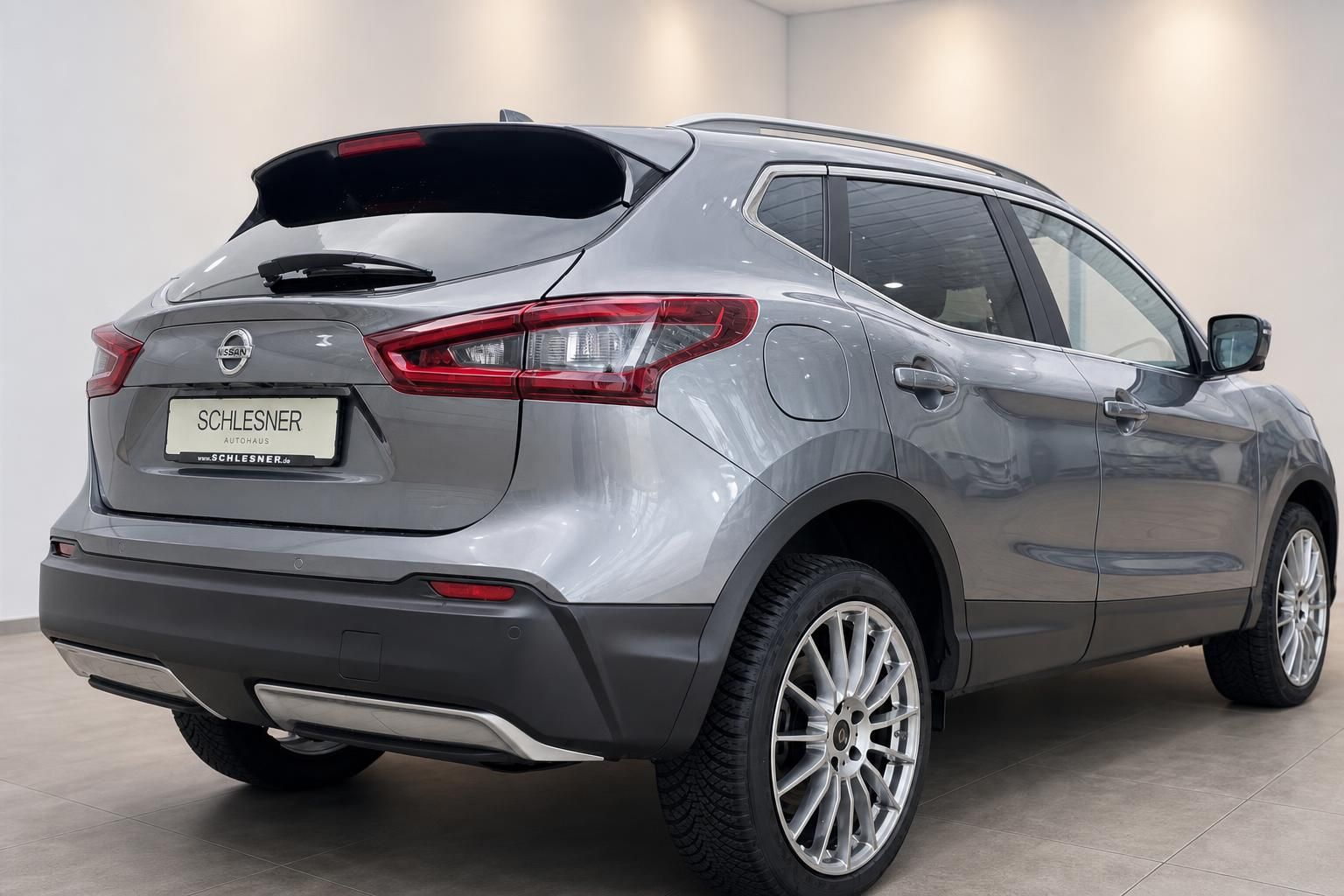 Nissan Qashqai grau Heckansicht schraeg im Autohaus