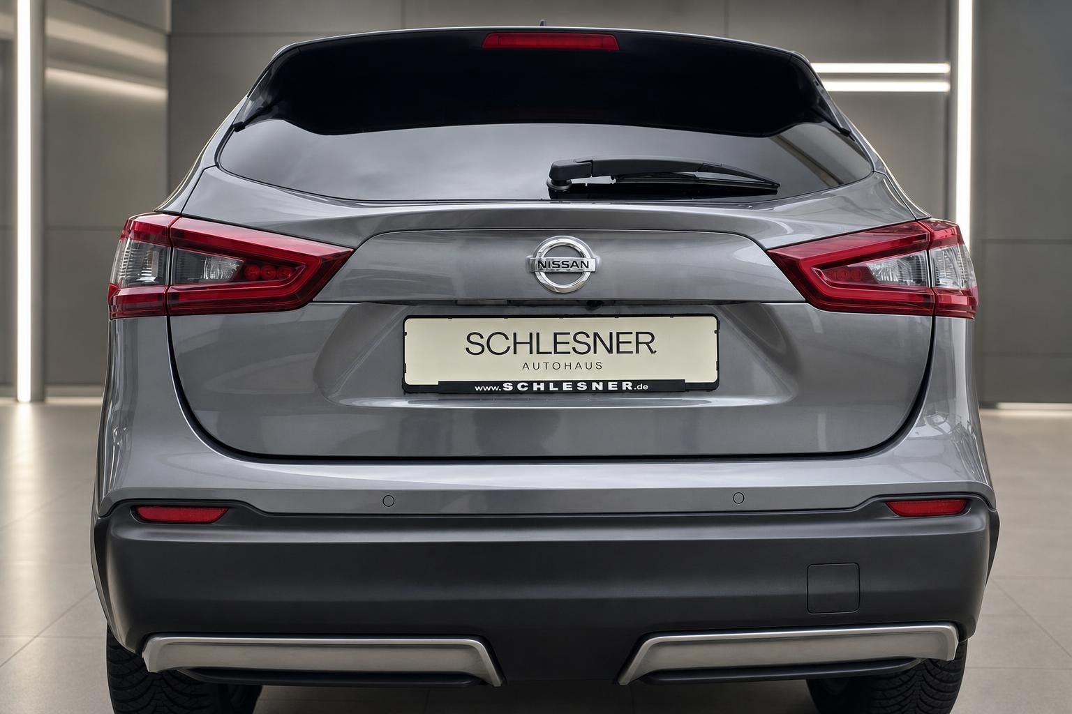 Nissan Qashqai SUV in Grau, Heckansicht im Autohaus Schlesner