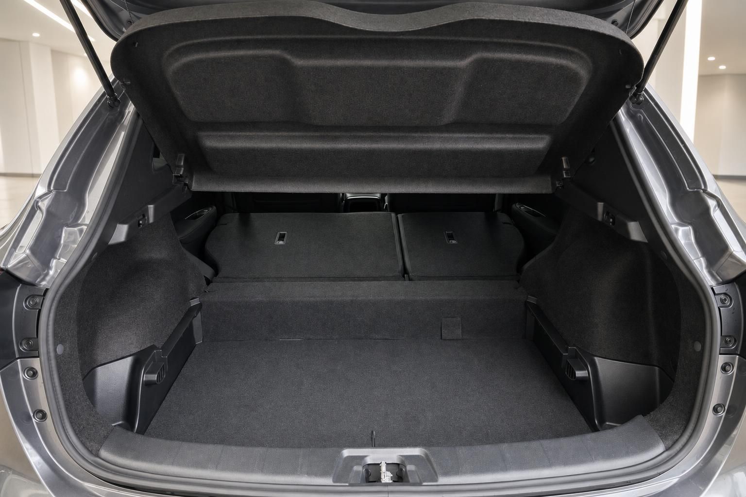 Nissan Qashqai Kofferraum leer mit geöffneter Heckklappe