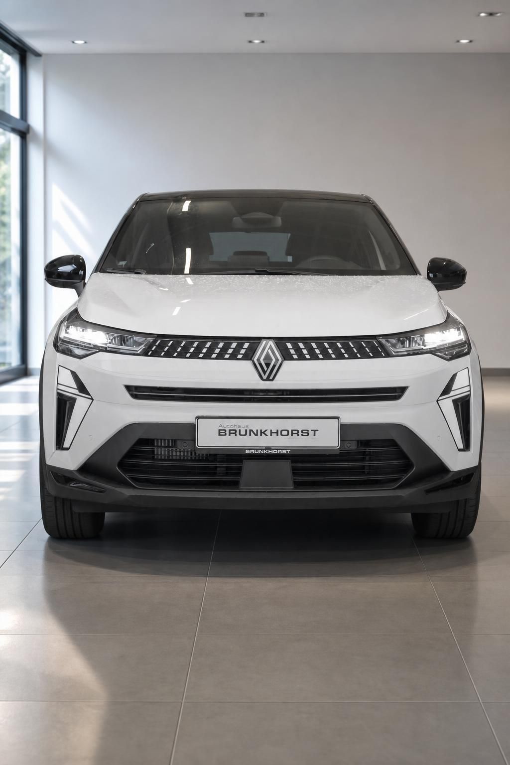 Renault Elektrofahrzeug in weiß Frontansicht im Autohaus Brunkhorst Showroom