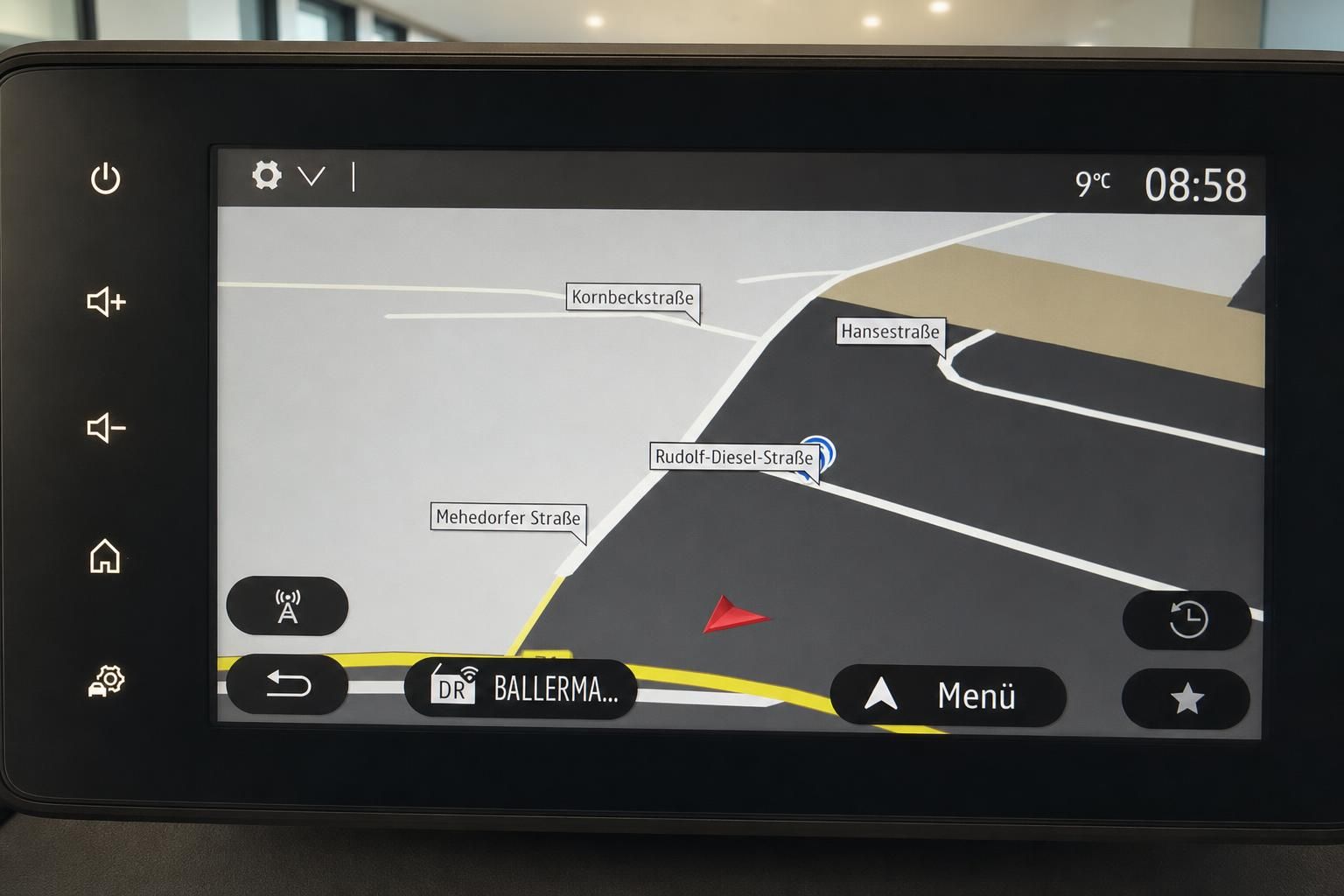 Navigationssystem mit Kartenansicht im Fahrzeug-Infotainment-Display