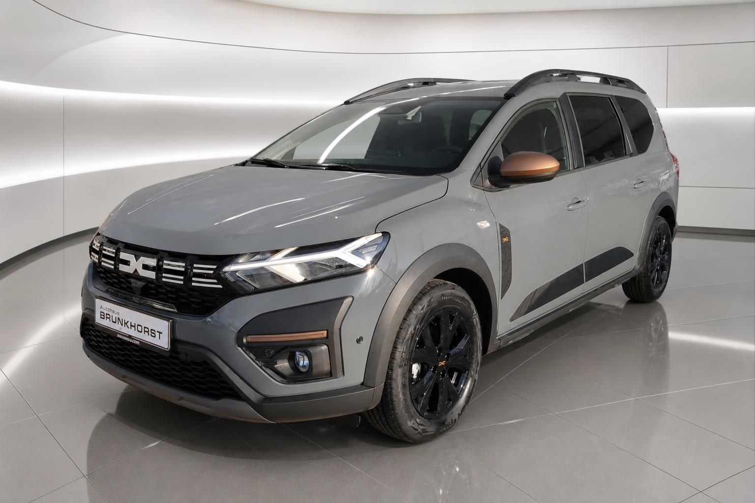 Dacia Jogger Extreme in Grau, Frontansicht mit Dachreling