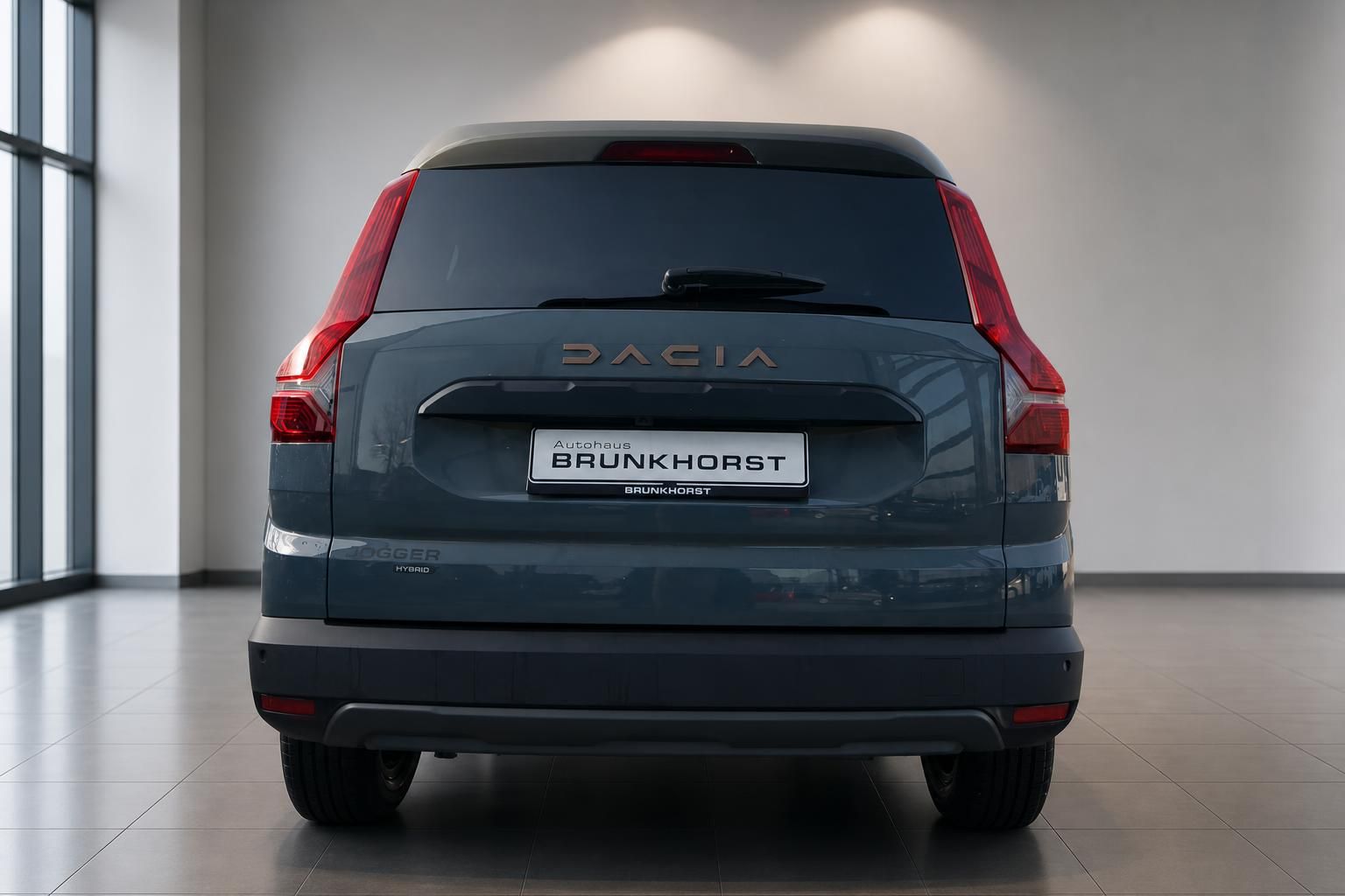Dacia Jogger Hybrid in Blaugrau, Heckansicht im Autohaus Brunkhorst
