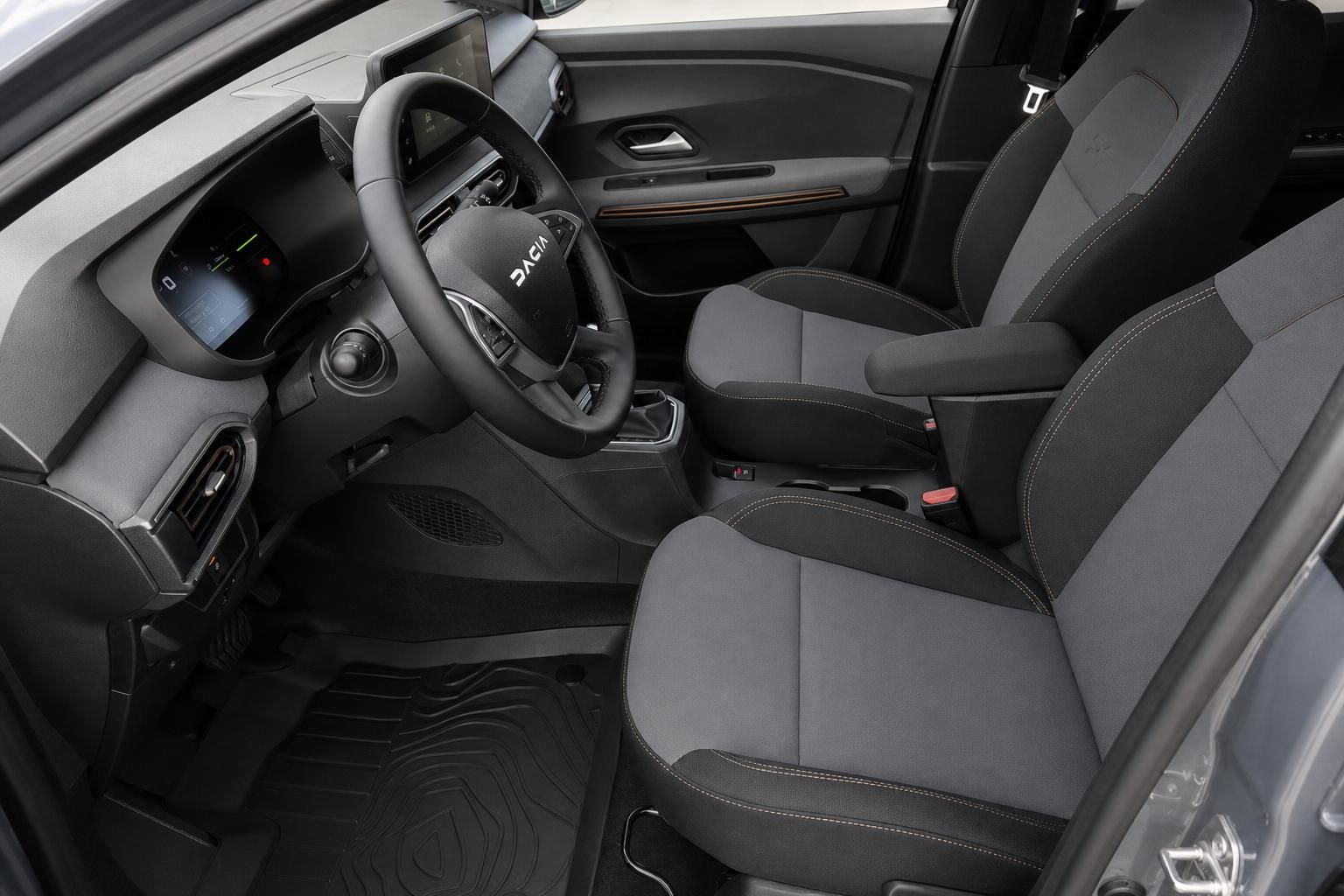 Dacia Innenraum mit Vordersitzen und Armaturenbrett im Detail