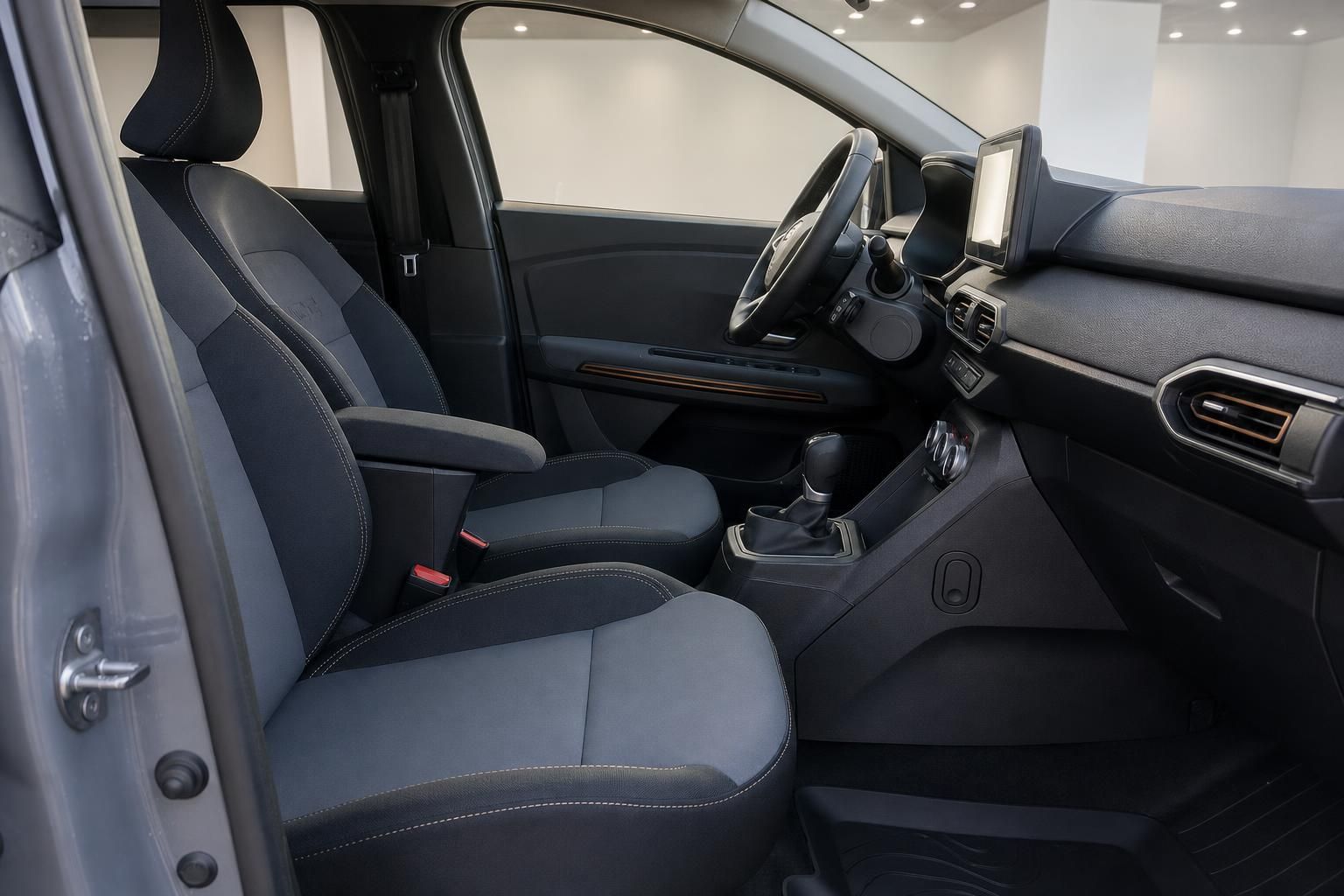 Dacia Innenraum Vordersitze mit Armlehne und Mittelkonsole