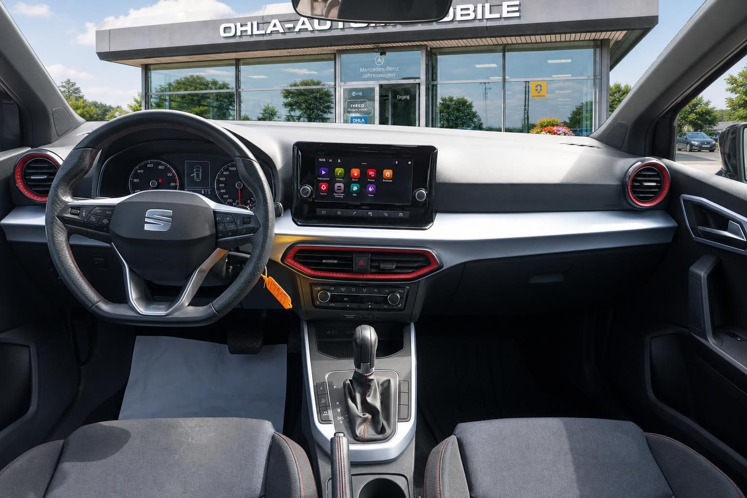 Cockpit und Armaturenbrett des Seat Arona mit Lenkrad