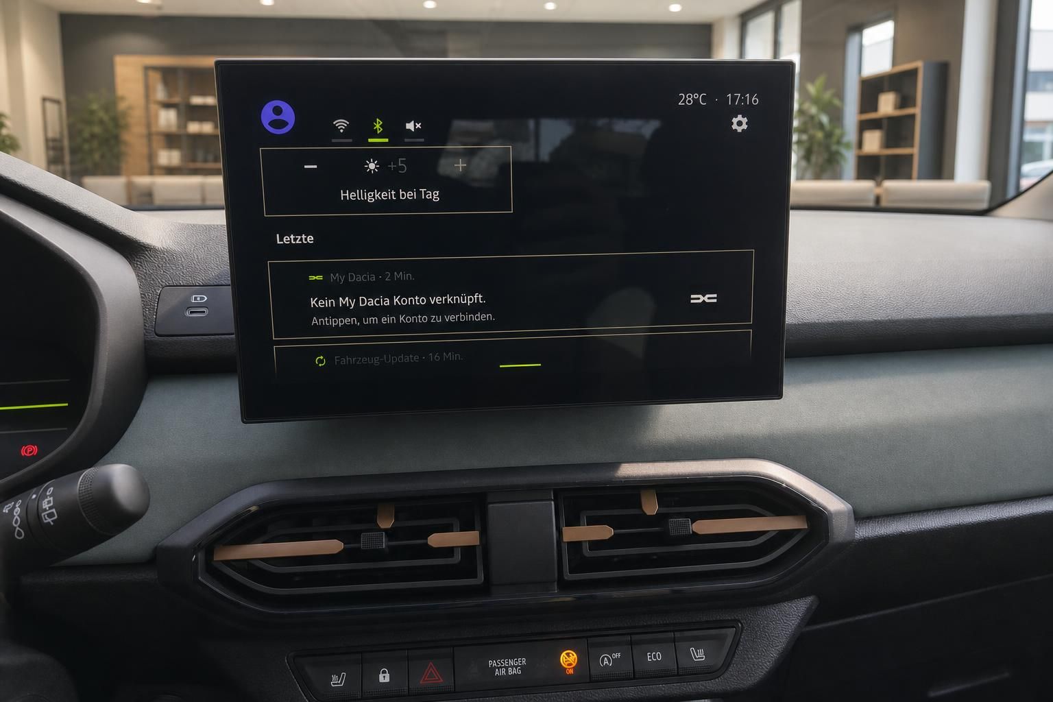 Dacia Touchscreen Infotainment-Display mit My Dacia Menü und Klimaanlage-Bedienfeld im Innenraum