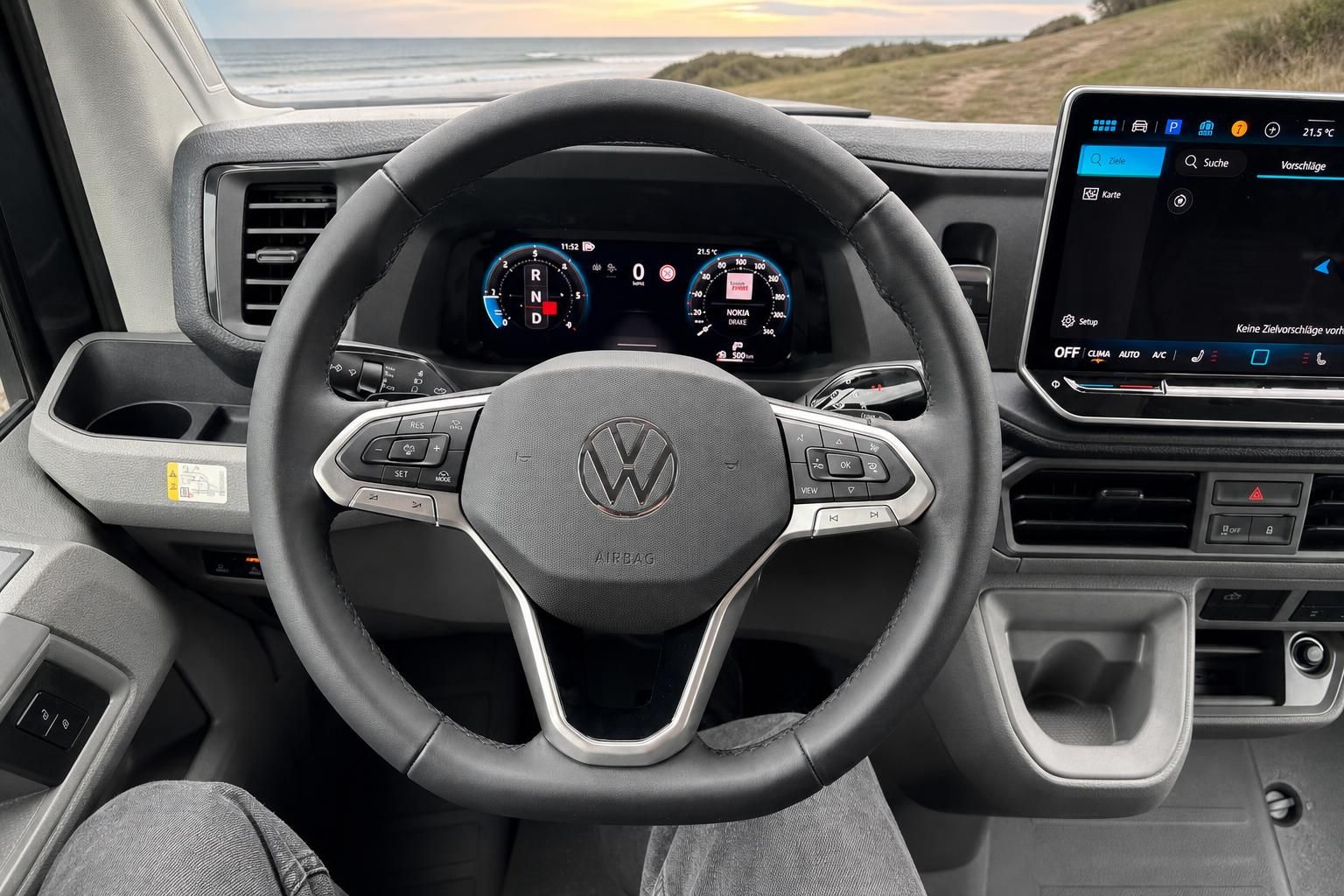 VW California Cockpit Innenraum - modernes Lenkrad und Infotainment-System