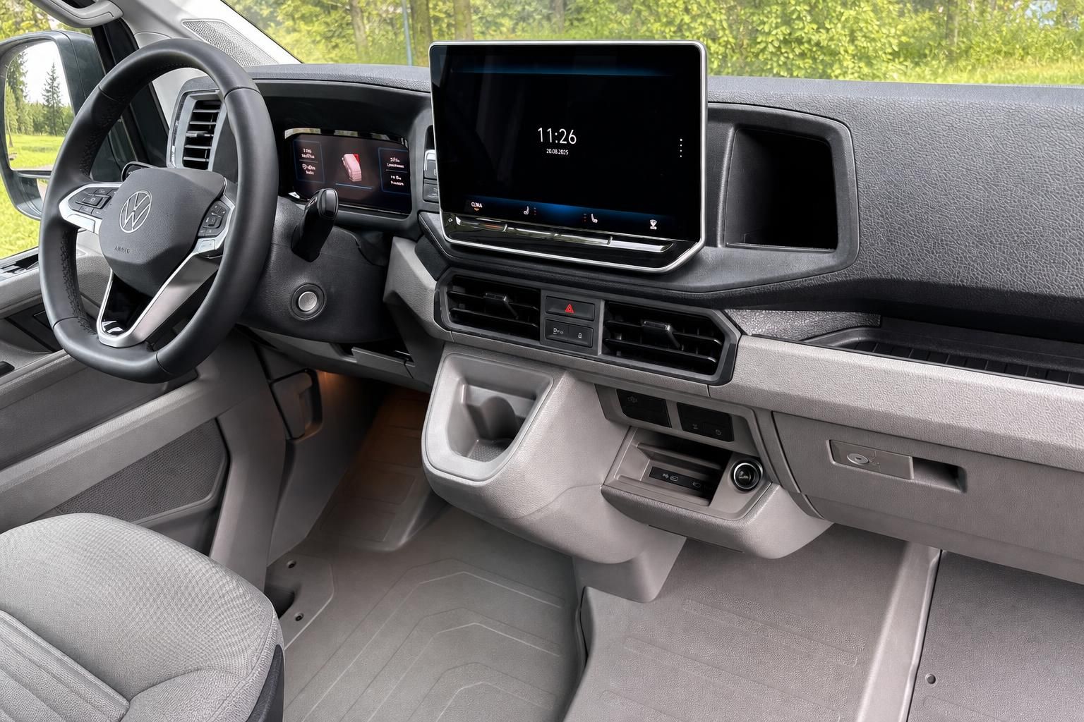 Volkswagen Fahrzeug Cockpit mit Lenkrad, Touchscreen und modernem Armaturenbrett