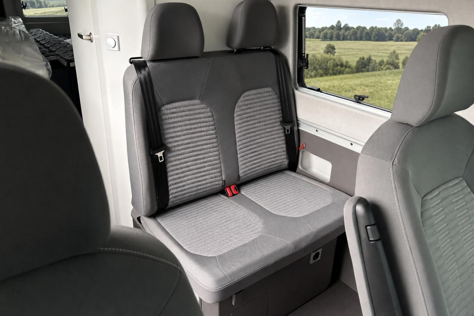 Graue Fahrzeugsitze mit Sicherheitsgurten im Wohnmobil Innenraum