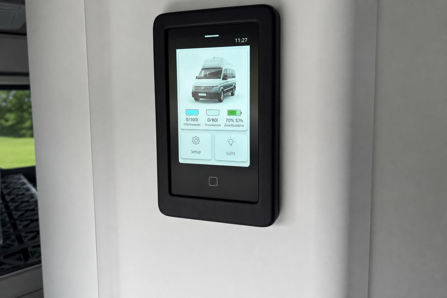Digitales Tablet Display mit Fahrzeugsteuerung und Batterieanzeige im Wohnmobil