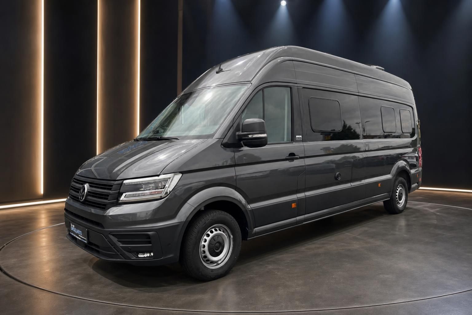 Volkswagen Crafter Wohnmobil in grau, Seitenansicht von links in modernem Showroom