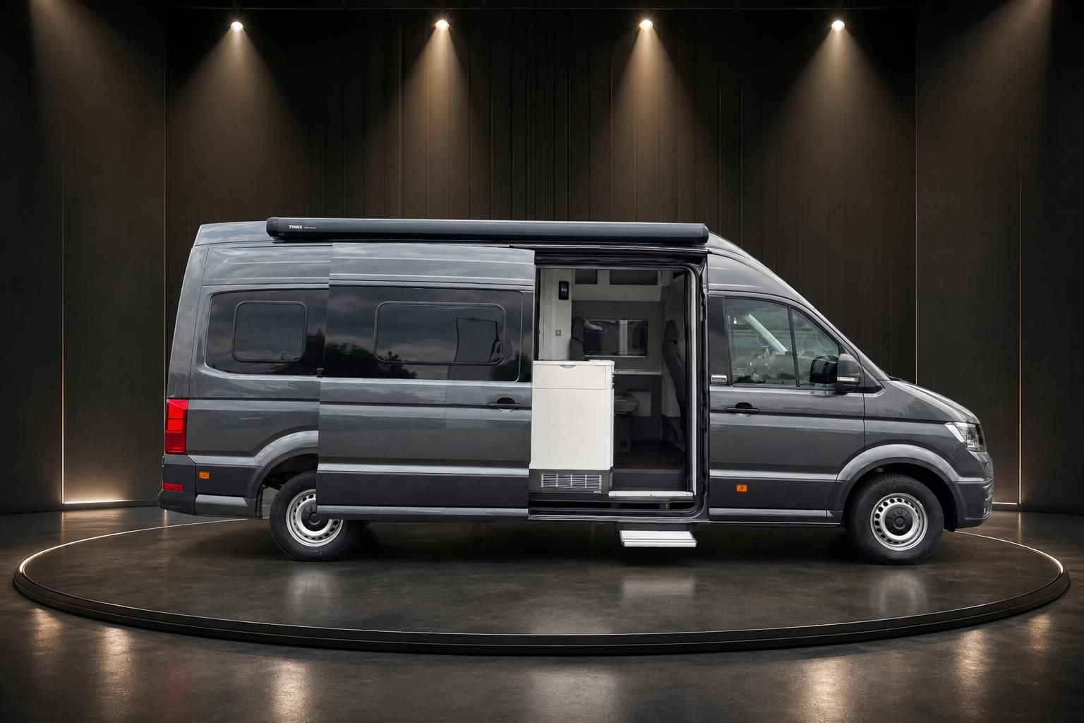 Volkswagen Crafter Wohnmobil in grau, seitliche Ansicht mit geöffneter Schiebetür rechts