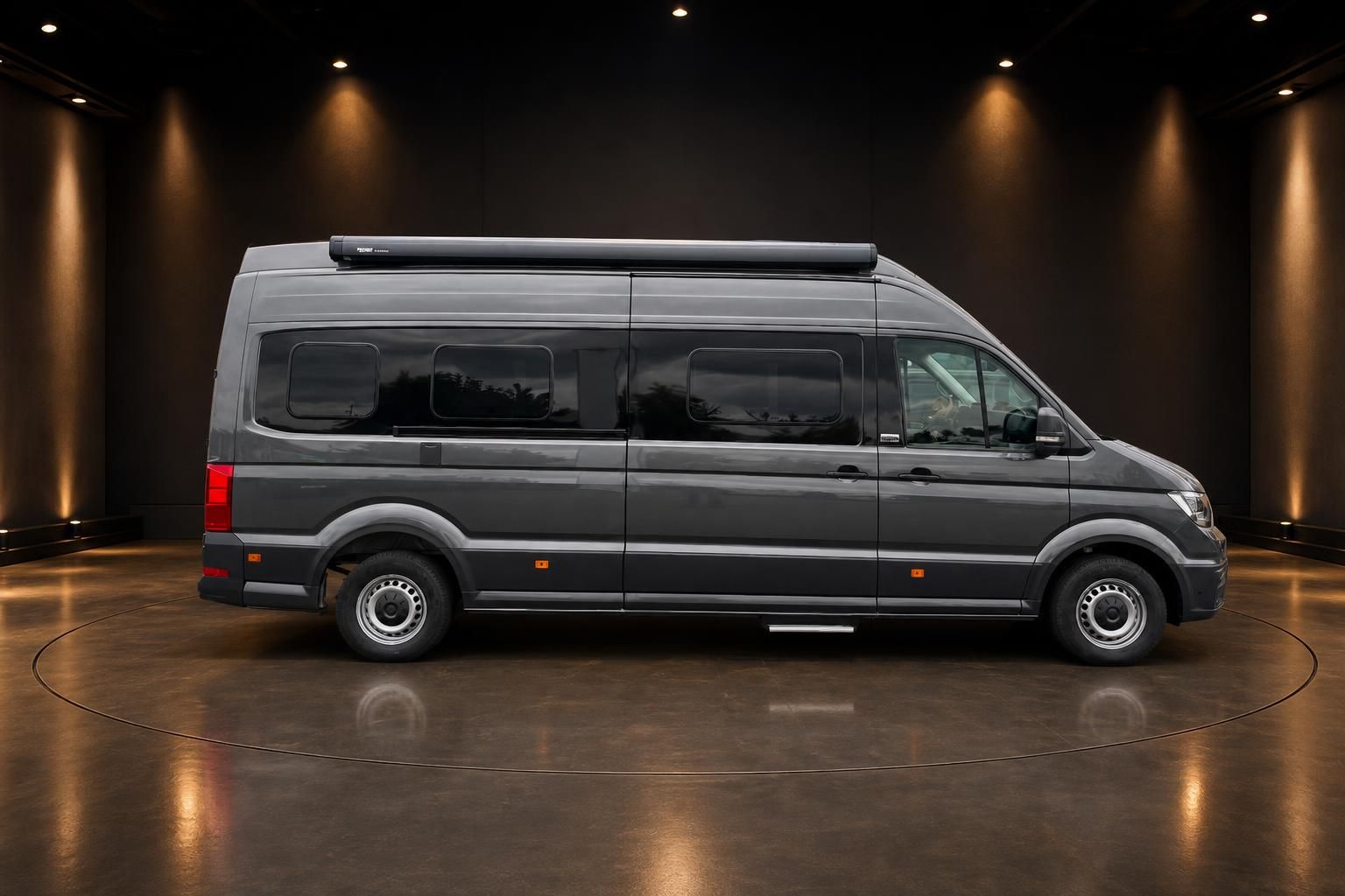 Volkswagen Crafter Wohnmobil in grau, komplette Seitenansicht von rechts auf Drehbühne