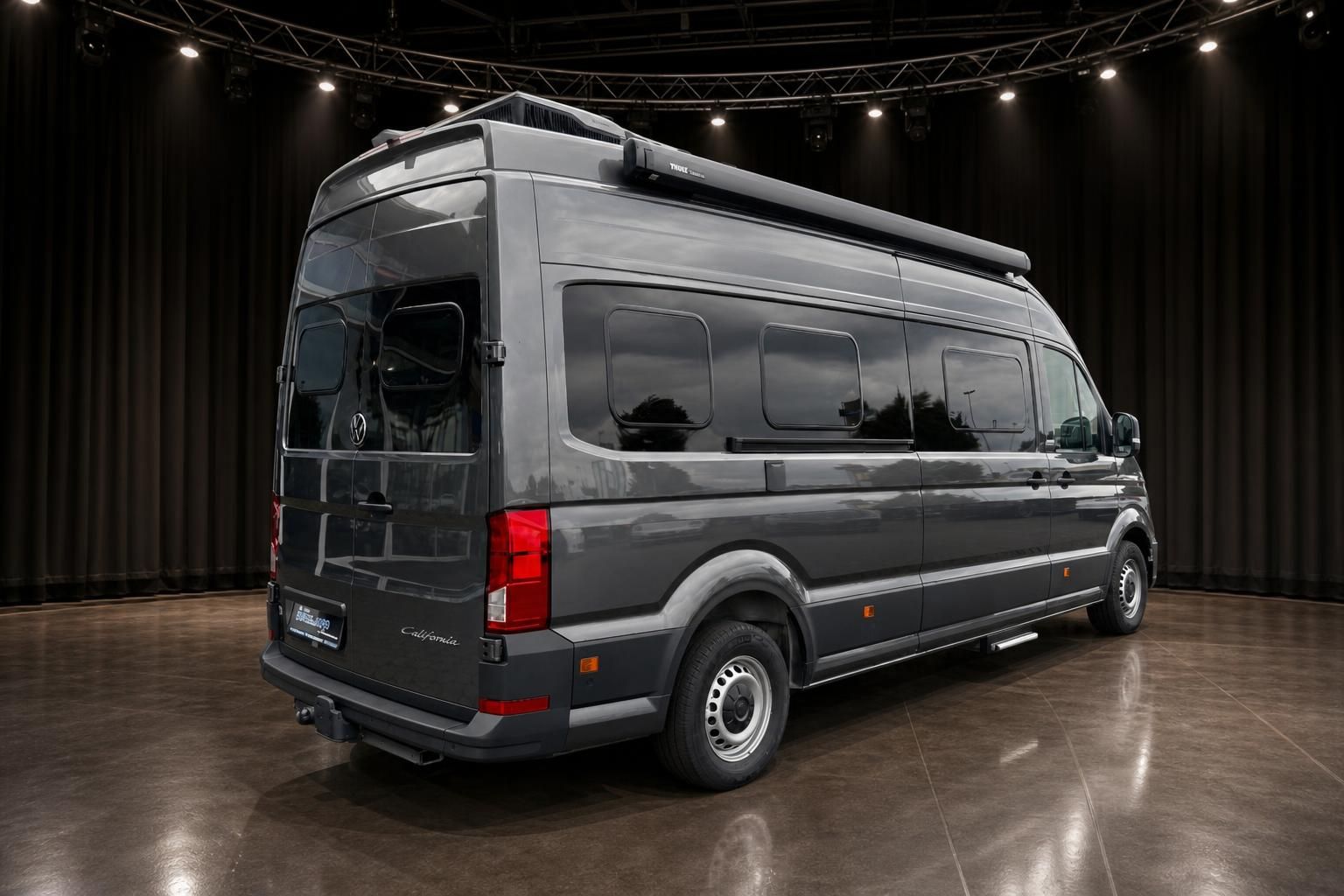 VW California Transporter grau Seitenansicht hinten - kompakter Reisemobil mit Panoramafenstern