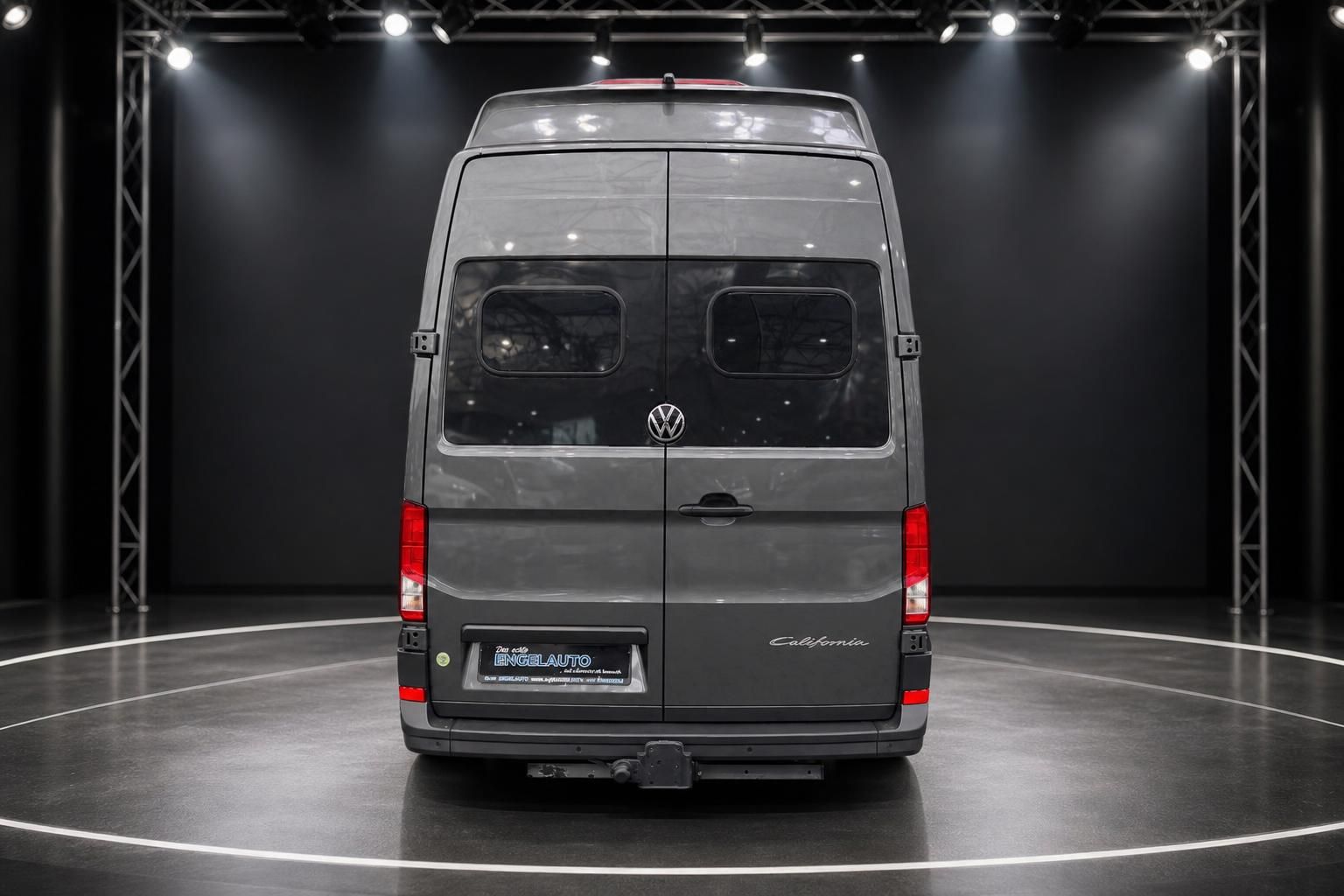 VW California Transporter grau Heckansicht im Studio - hochwertiger Reisemobil-Van