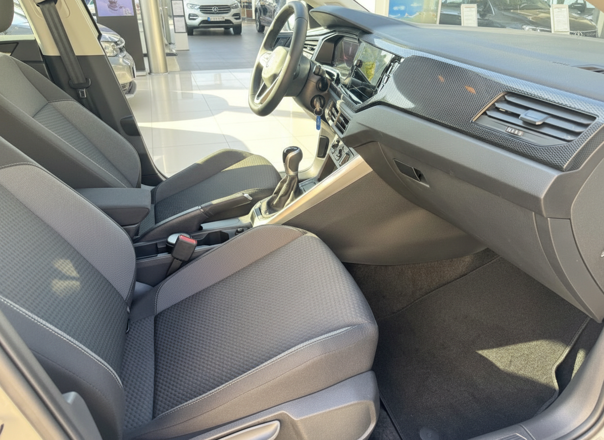 Fahrzeuginnenraum mit grauen Stoffsitzen, Schaltgetriebe und moderner Mittelkonsole im Autohaus