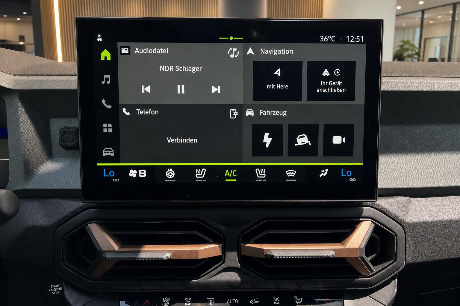 Dacia Touchscreen Infotainment-System mit Navigation, Audio und Klimabedienung im Innenraum