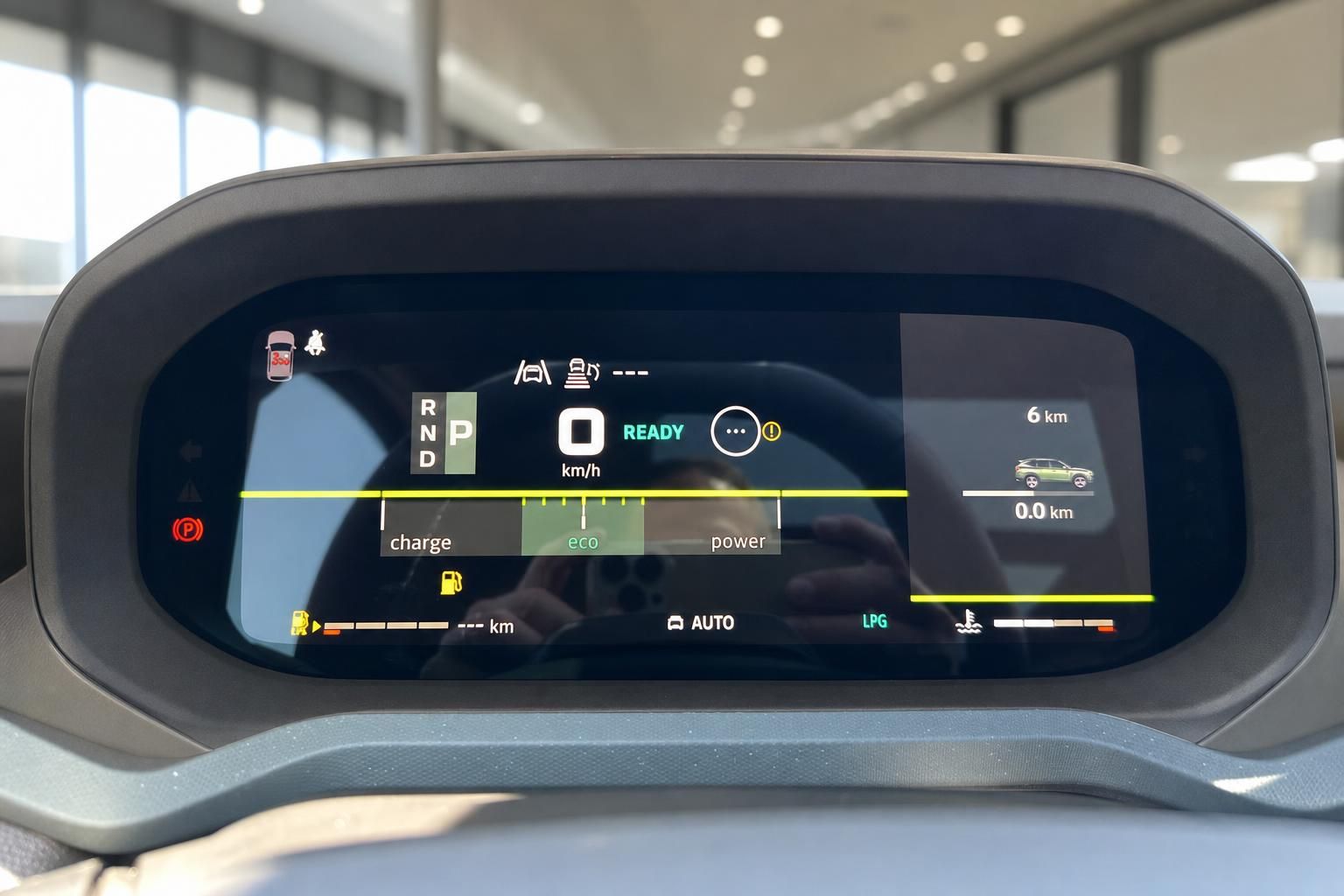 Digitales Kombiinstrument eines SUV mit Hybridanzeige, Eco-Modus und LPG-Anzeige im Innenraum