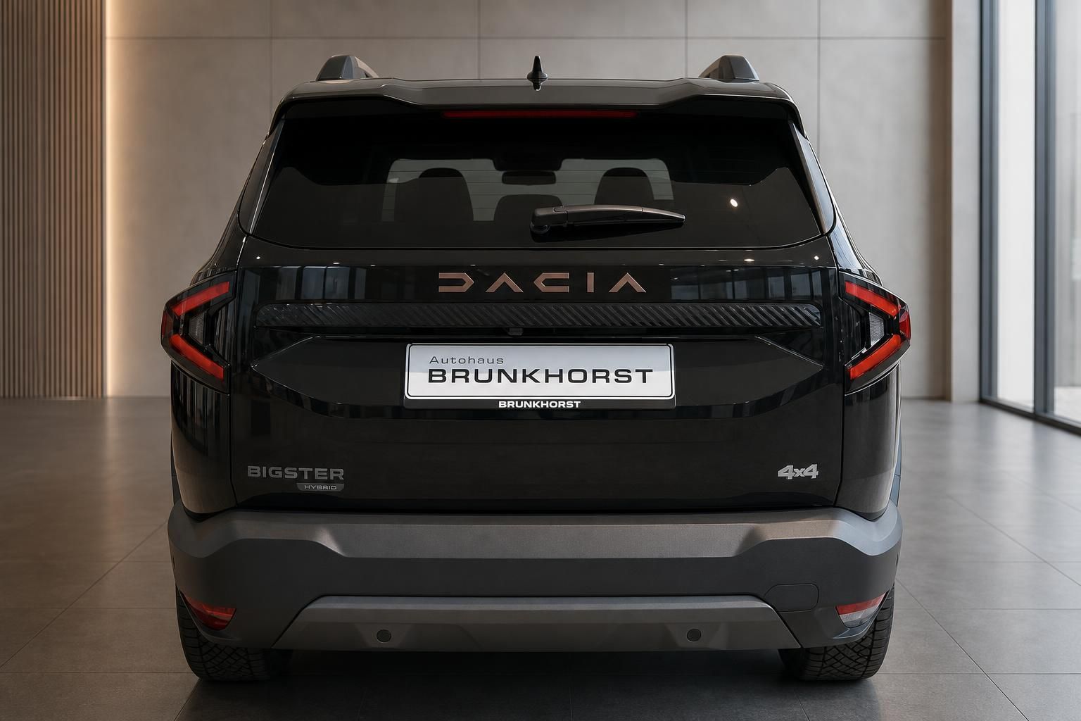 Dacia Bigster Hybrid 4x4 schwarz Heckansicht mit LED-Rückleuchten im Autohaus Brunkhorst