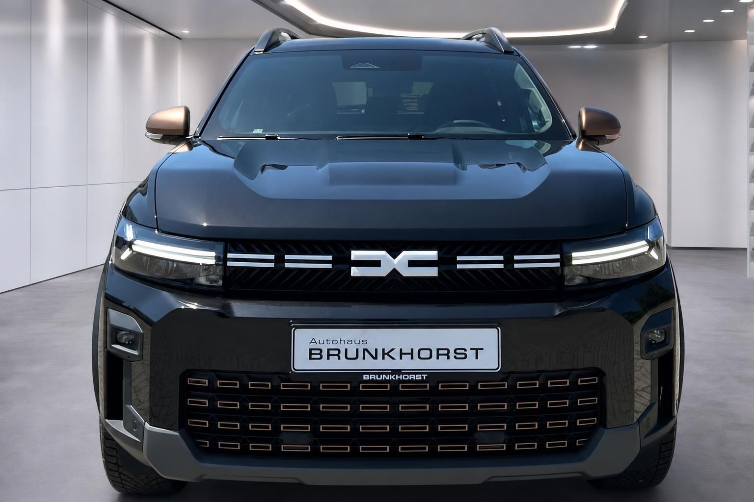 Dacia Bigster SUV schwarz Frontansicht mit LED-Tagfahrlicht und Dacia-Logo im Autohaus Brunkhorst