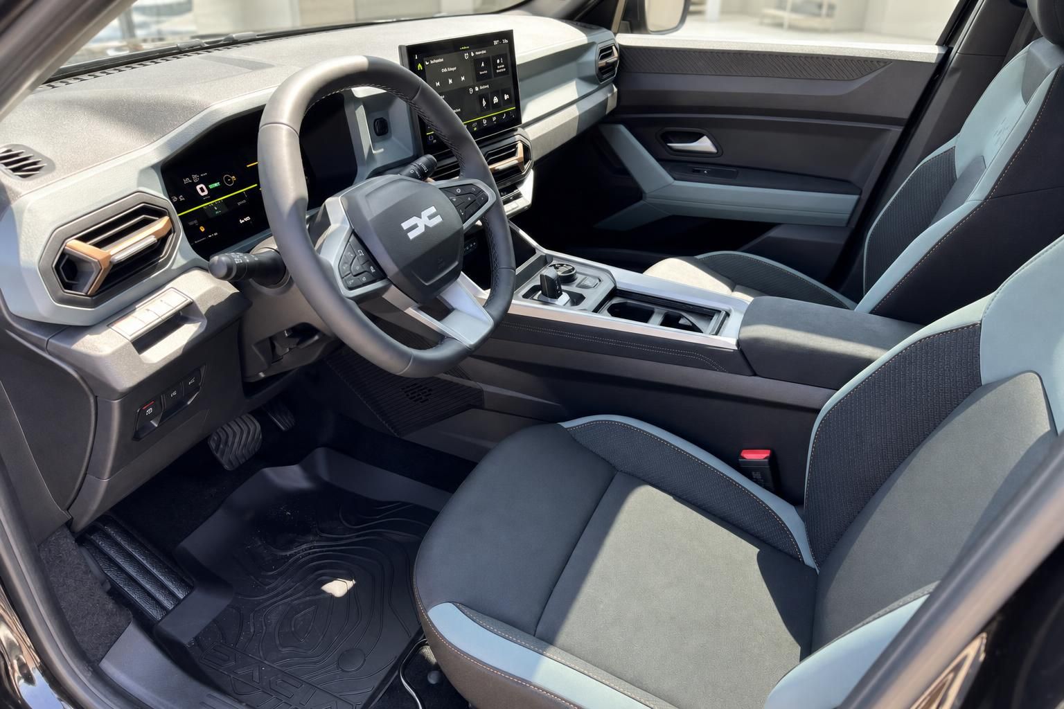 Dacia Bigster Innenraum mit Lenkrad, Digitaltacho und Infotainment-System in schwarz-grauer Ausstattung