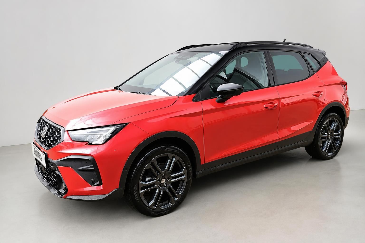 SEAT Arona rot, Frontansicht Studio, moderner Kompakt-SUV mit schwarzem Dach