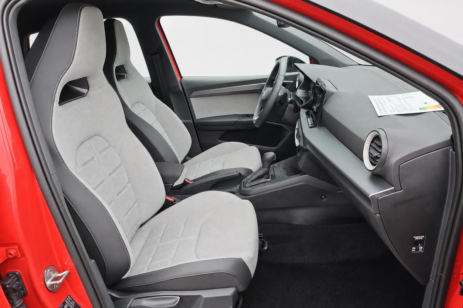 SEAT Arona Innenraum, Blick auf Vordersitze und Armaturenbrett