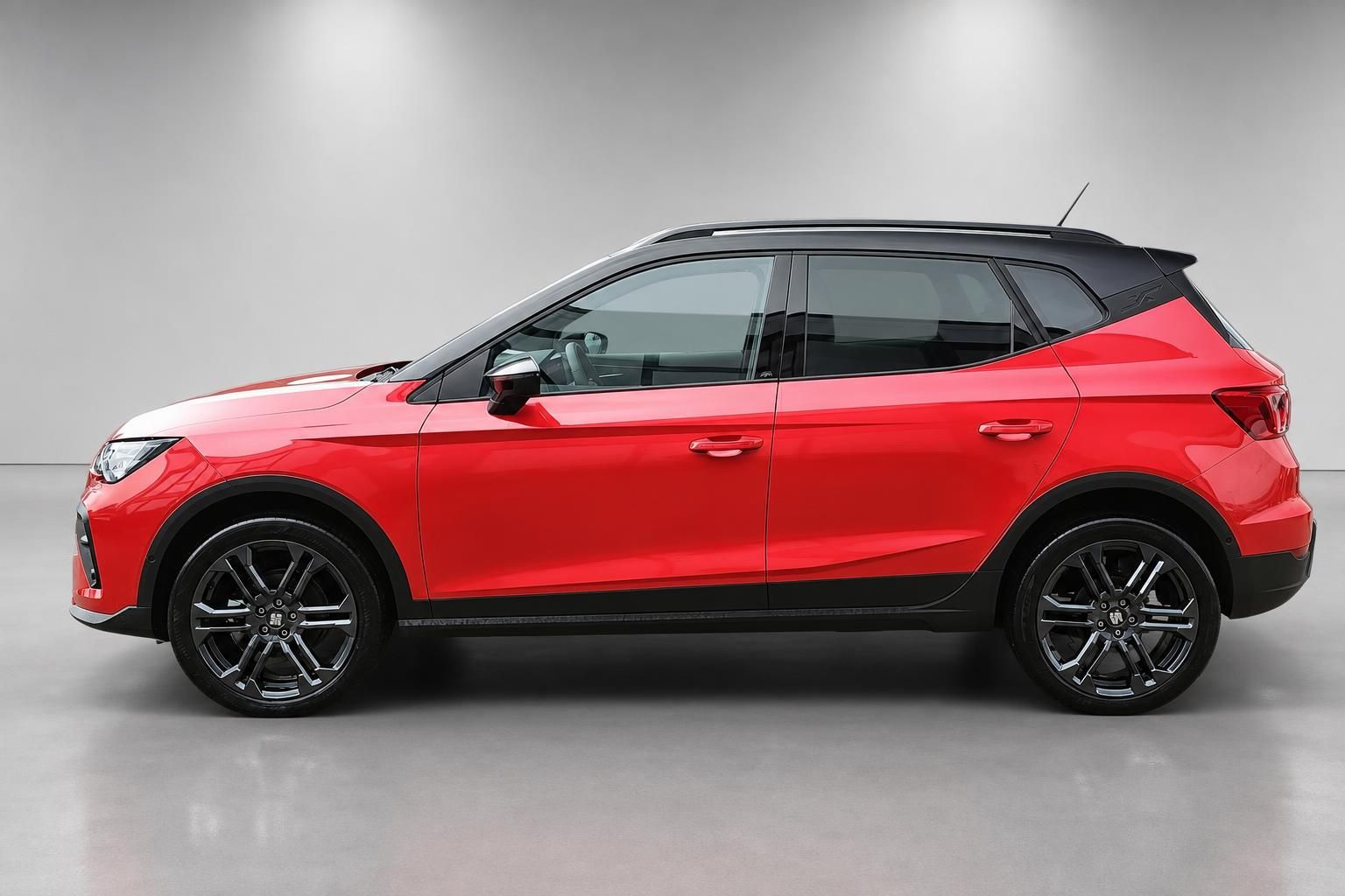 Roter SEAT Arona SUV Seitenansicht mit Leichtmetallfelgen