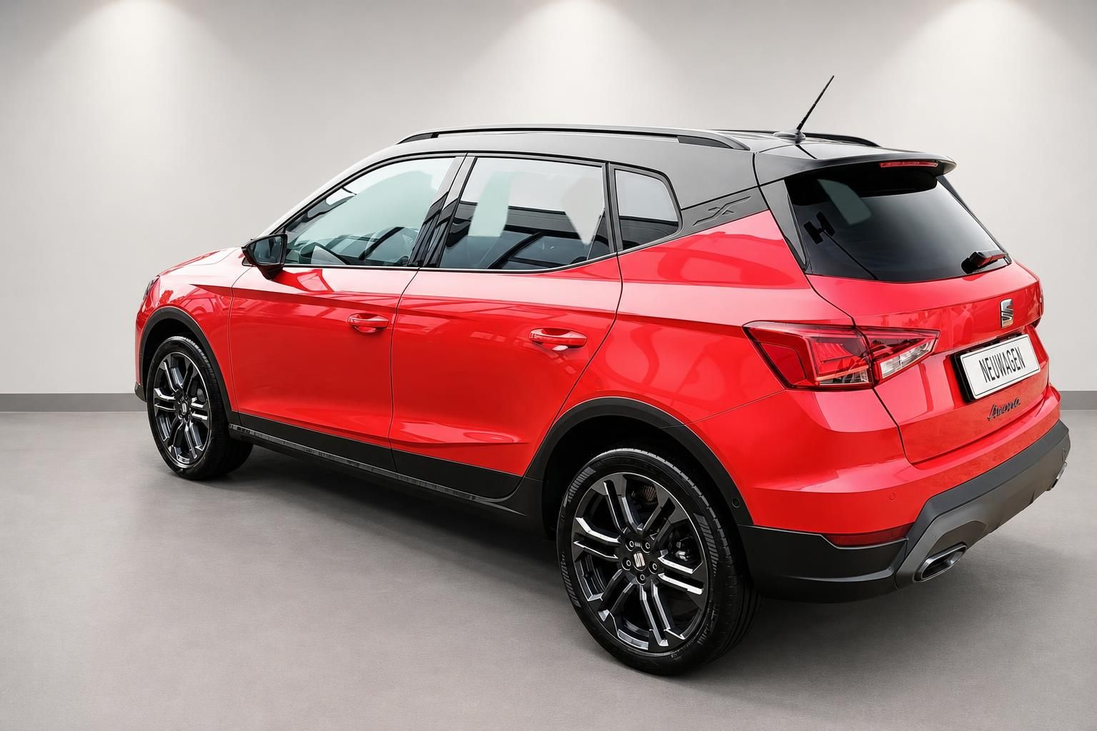 Roter SEAT Arona SUV Heckansicht schraeg im Studio