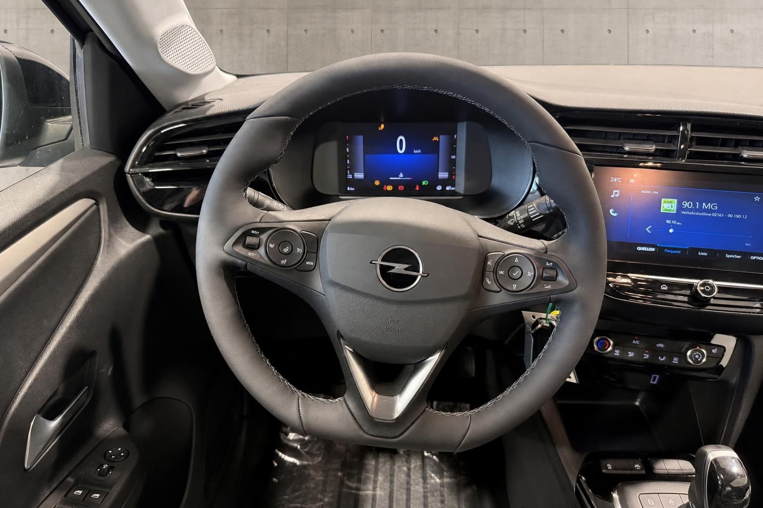 Opel Cockpit mit Lenkrad und digitalem Tacho im Innenraum