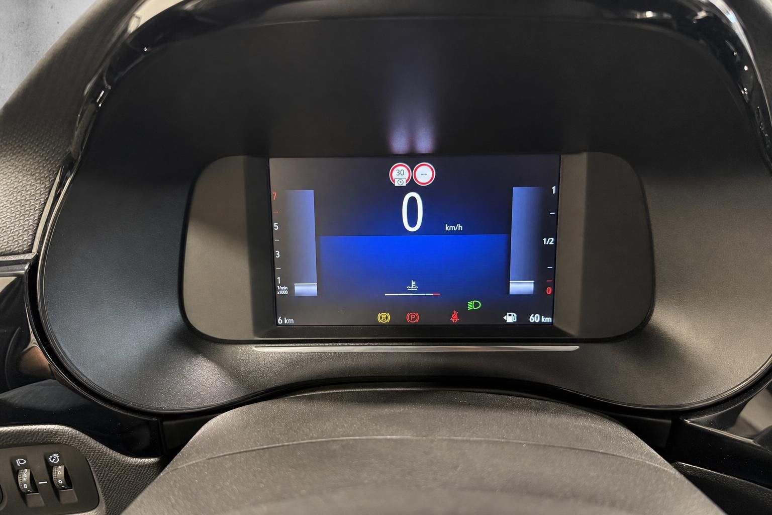 Digitales Kombiinstrument mit Tacho und Anzeigen im Opel