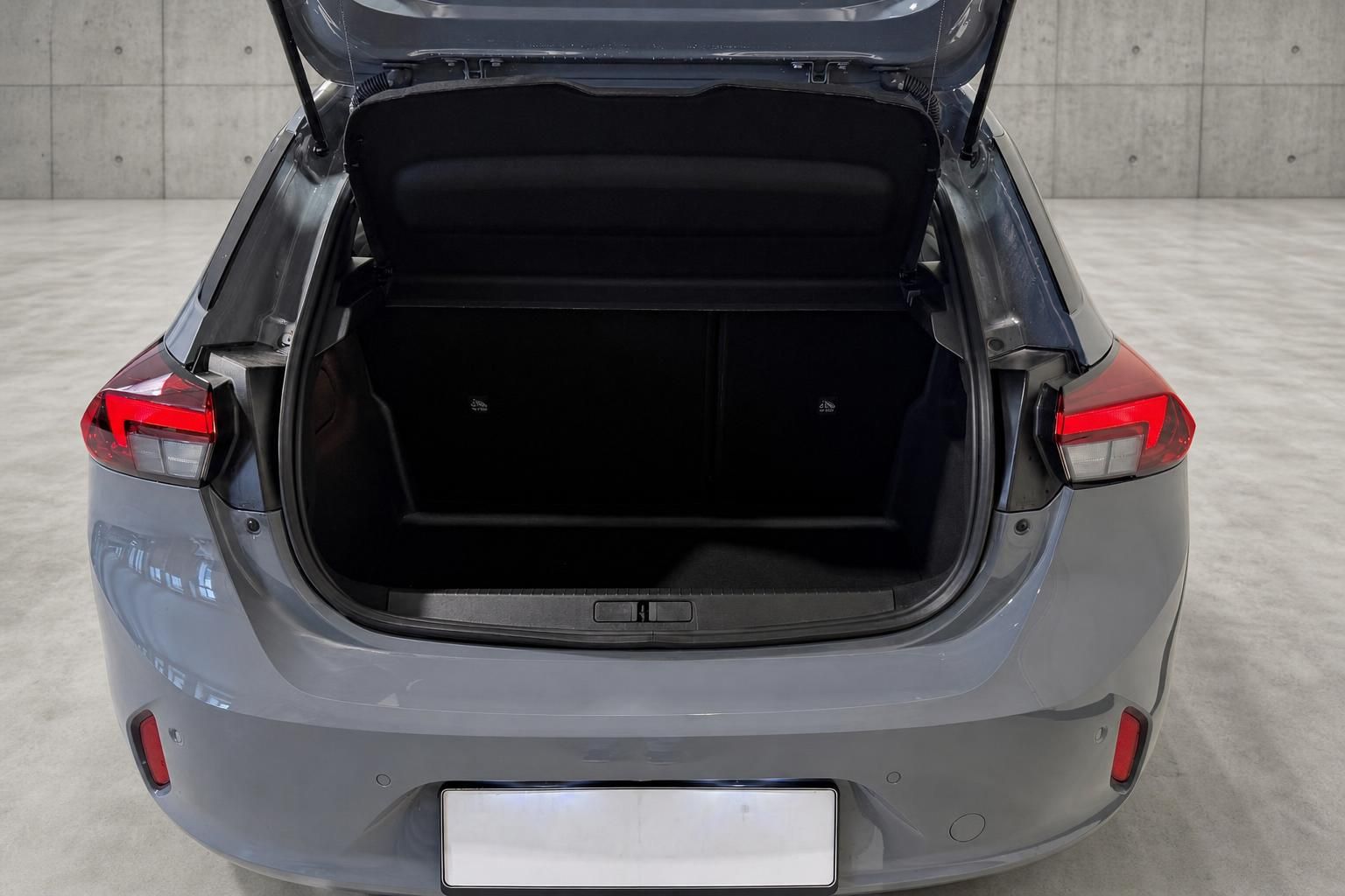 Geoeffneter Kofferraum eines grauen Opel mit viel Stauraum