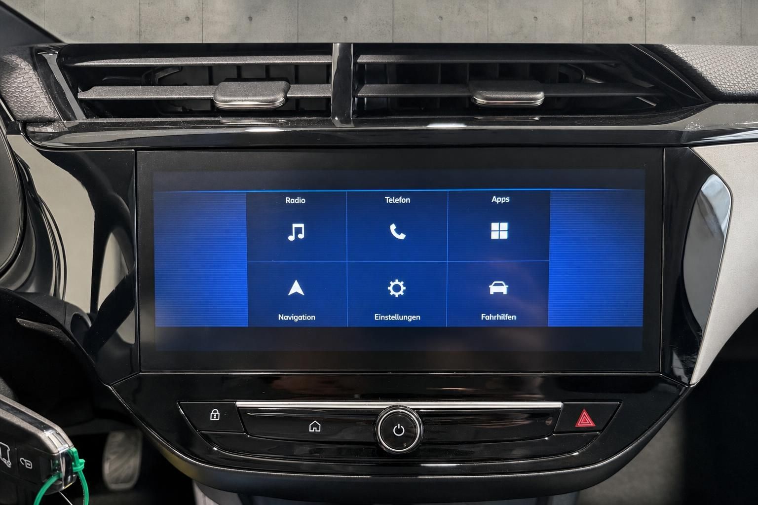 Infotainment-Touchscreen mit Menue im Opel Innenraum