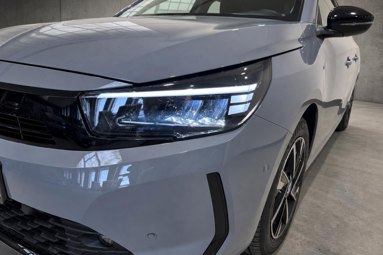 Nahaufnahme LED-Scheinwerfer und Frontpartie eines grauen Opel