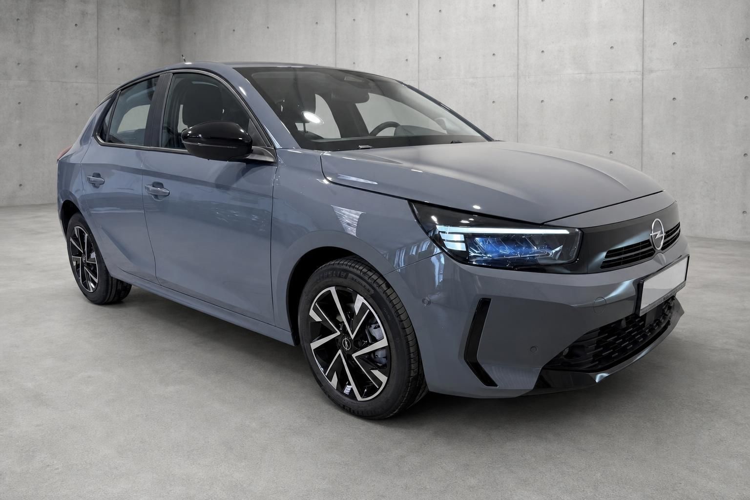 Opel Corsa Grau, Frontansicht von schraeg vorne