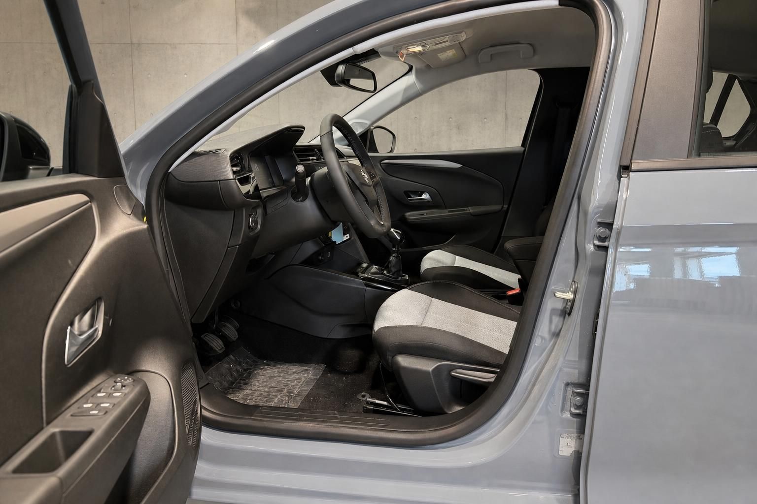 Opel Corsa Innenraum mit Blick auf Fahrersitz und Cockpit