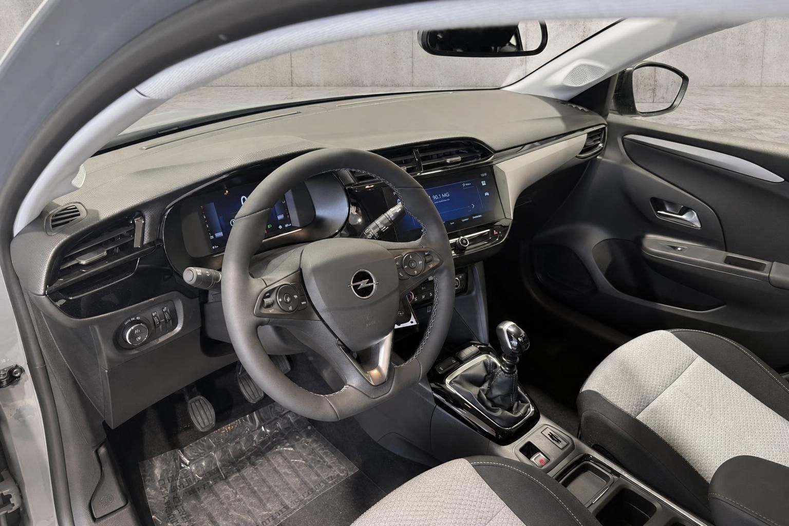 Opel Corsa Cockpit mit Lenkrad und digitalem Tacho Innenansicht