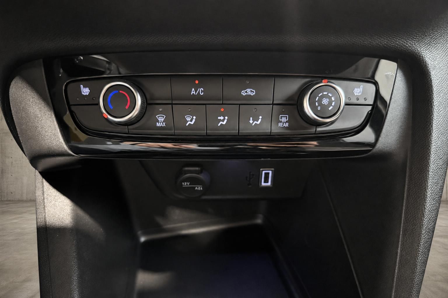 Opel Klimabedienung mit Sitzheizung und USB-Anschluss im Detail