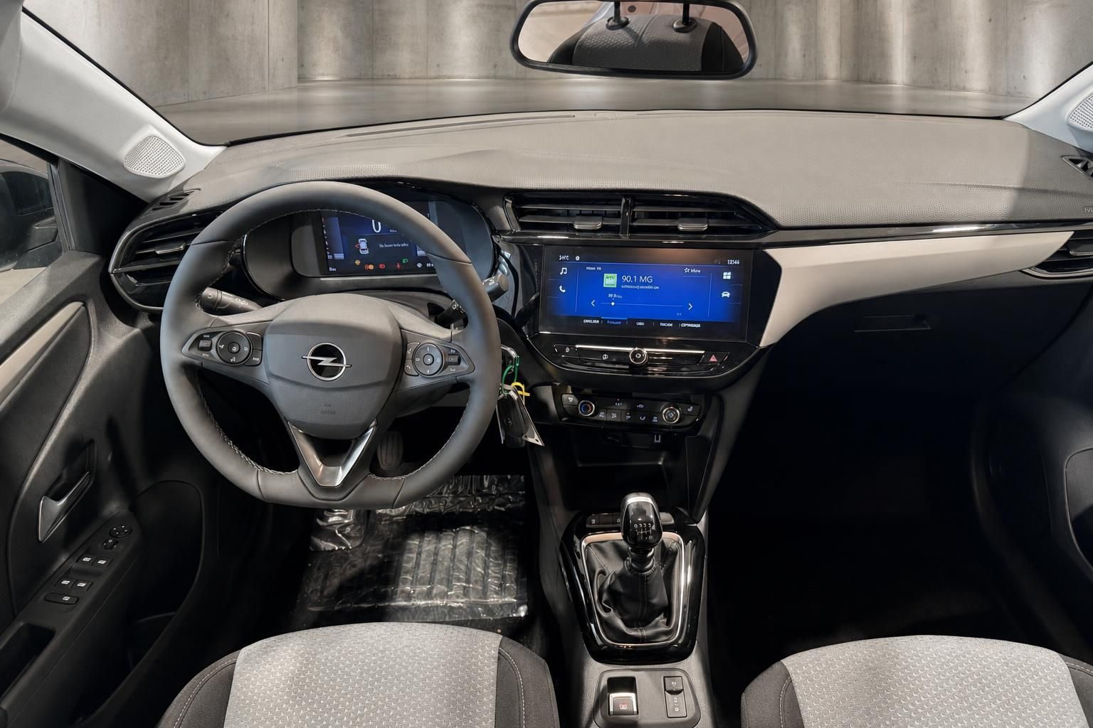 Opel Corsa Innenraum Cockpit mit Touchscreen und Schaltung