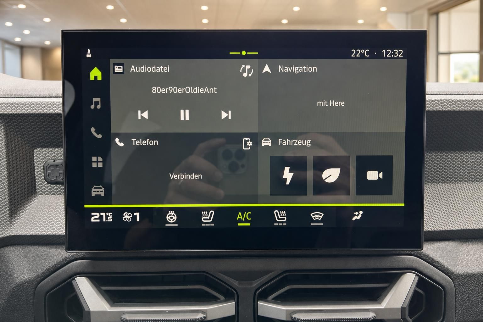 Infotainment-Bildschirm mit Navigation und Telefonfunktion im Fahrzeug
