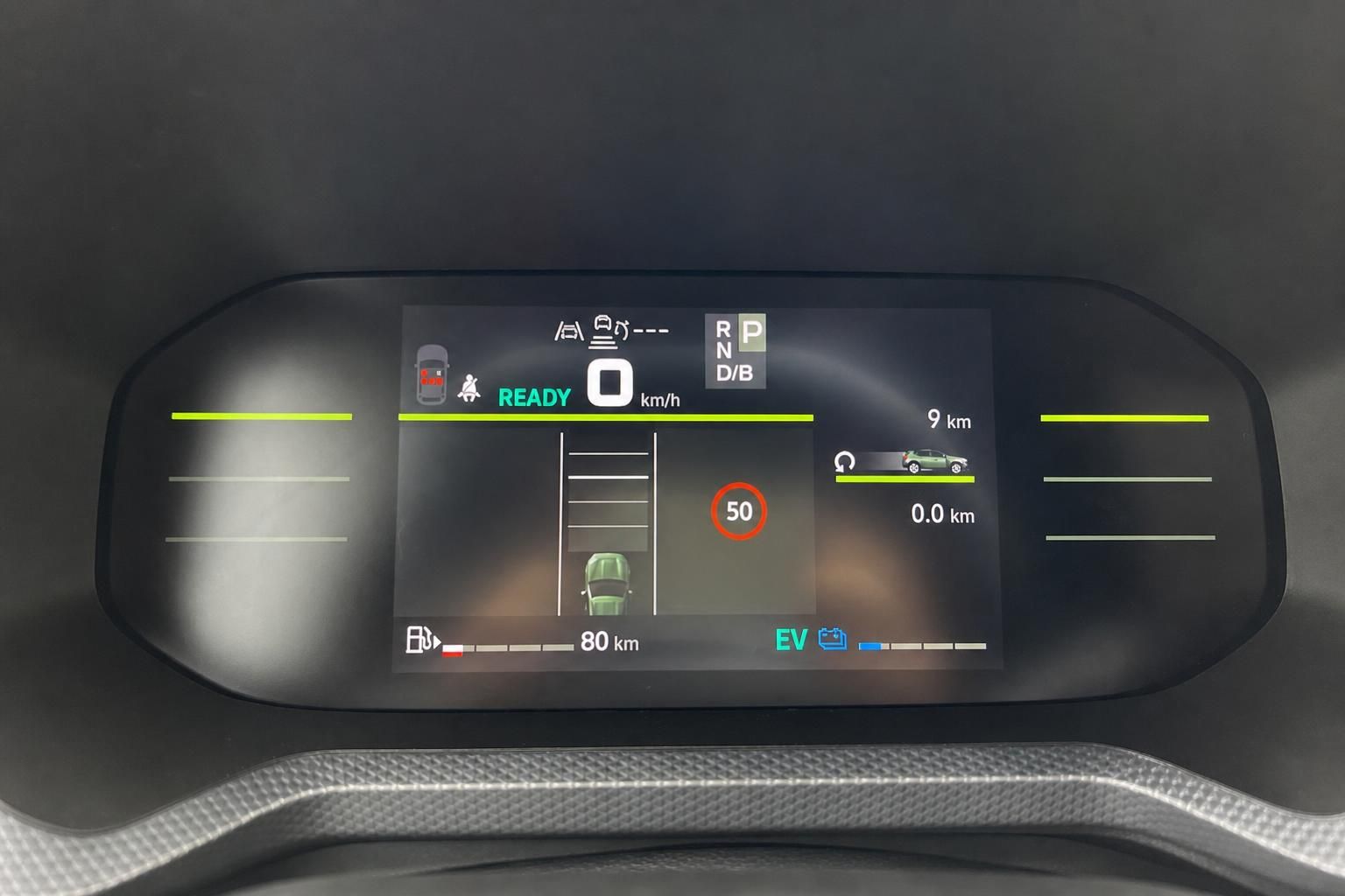 Digitales Kombiinstrument mit Hybrid-Anzeige und Tempolimit 50