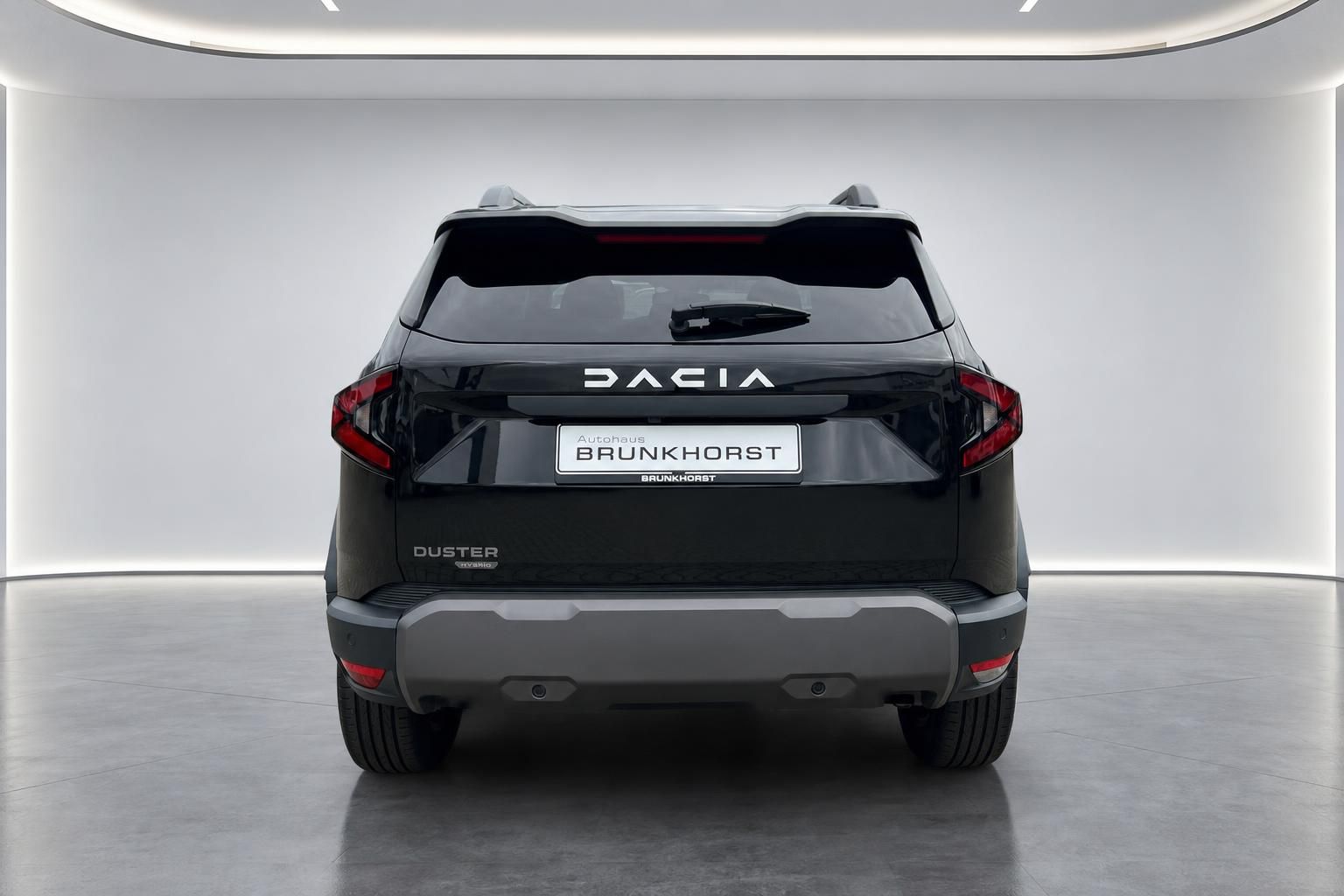 Dacia Duster Hybrid schwarz Heckansicht mit Ruecklichtern im Studio