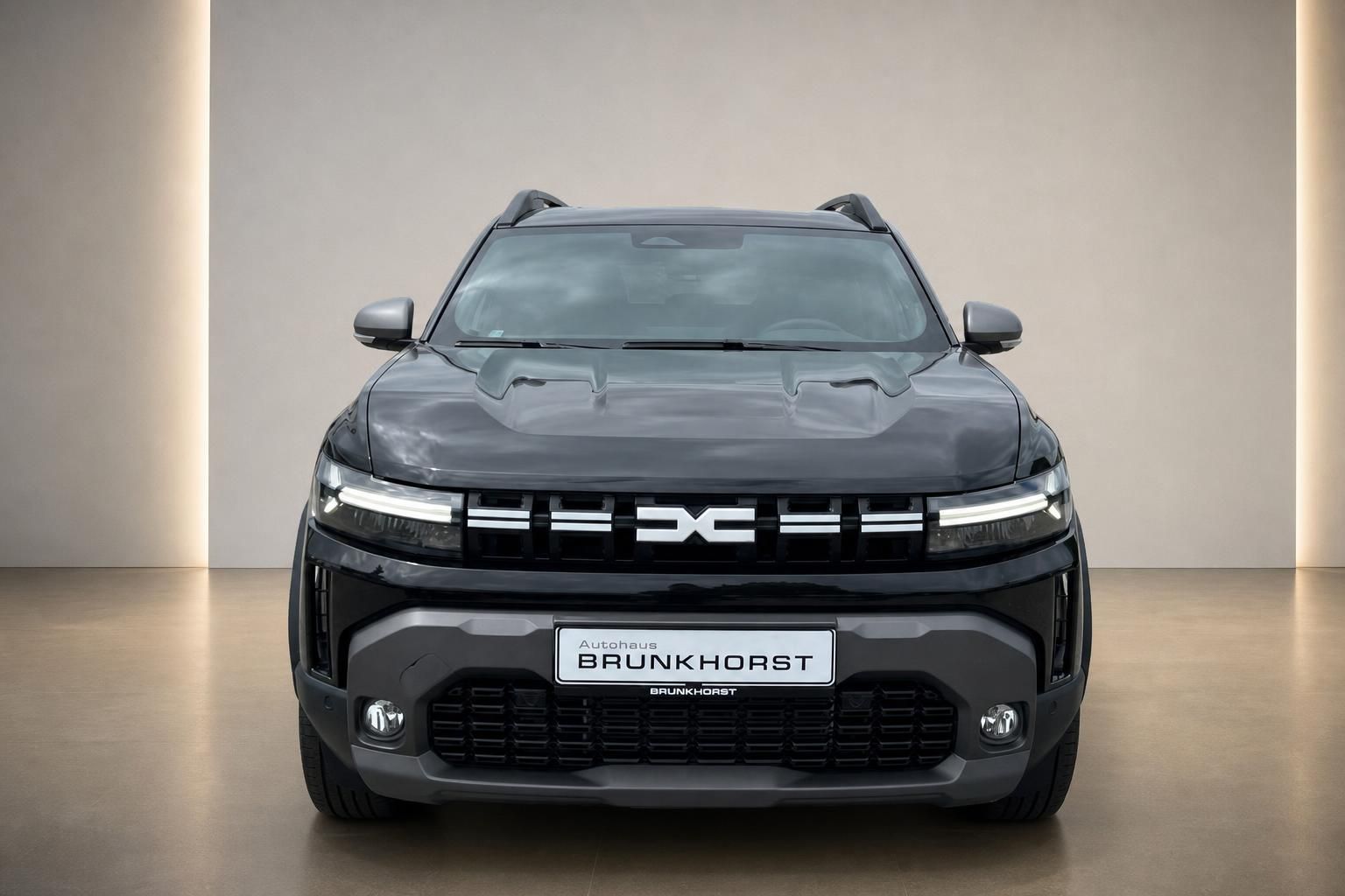 Dacia Duster schwarz Frontansicht mit Kuehlergrill und LED-Scheinwerfern